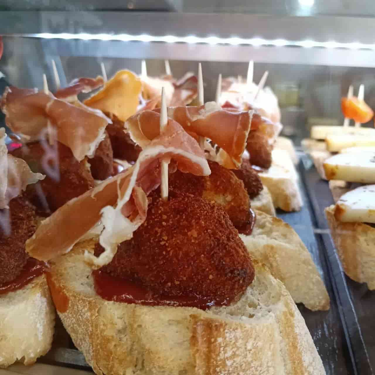 Cheese skewers with crispy ham